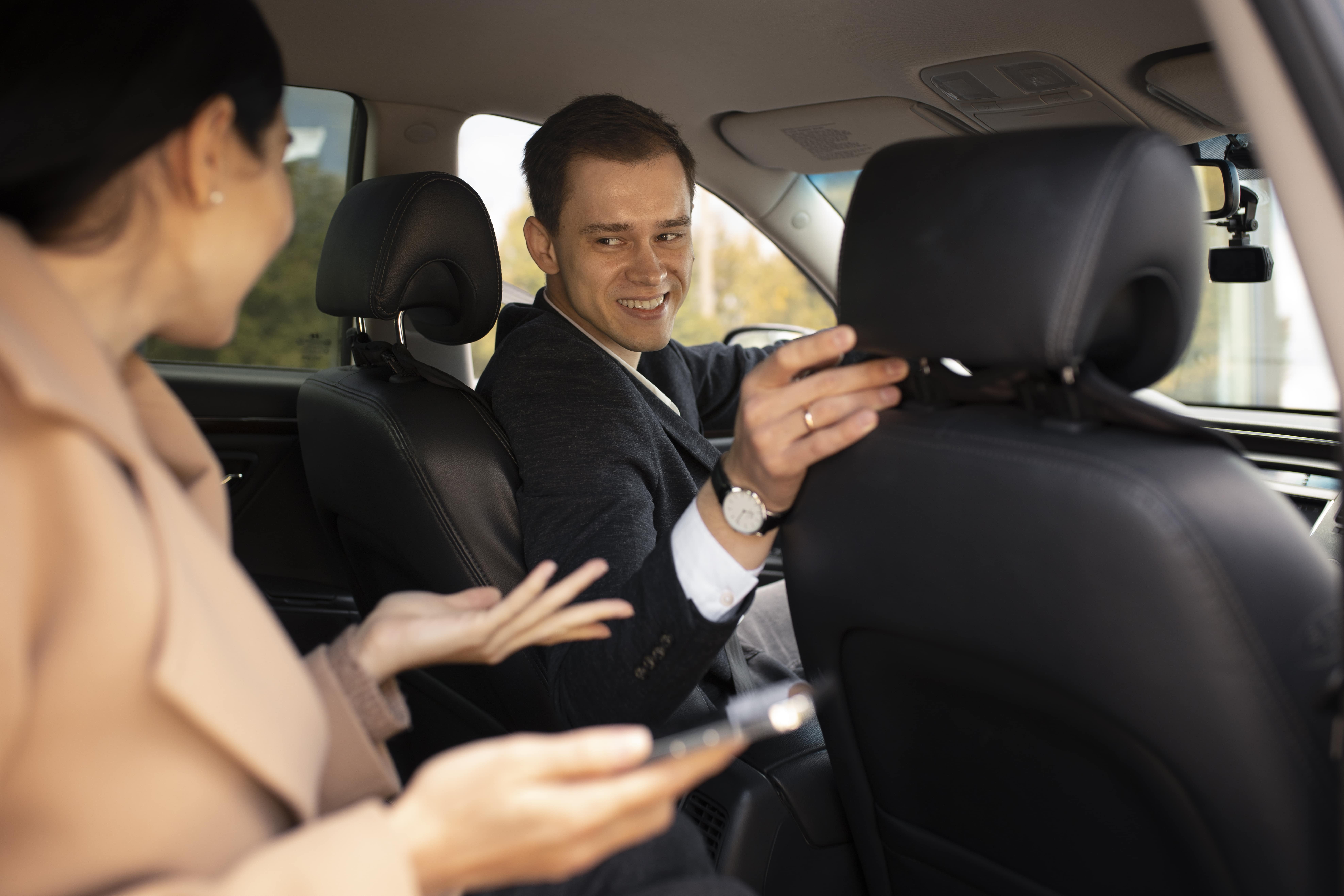 Mujer hablando con un conductor de Uber en un auto sobre el producto digital